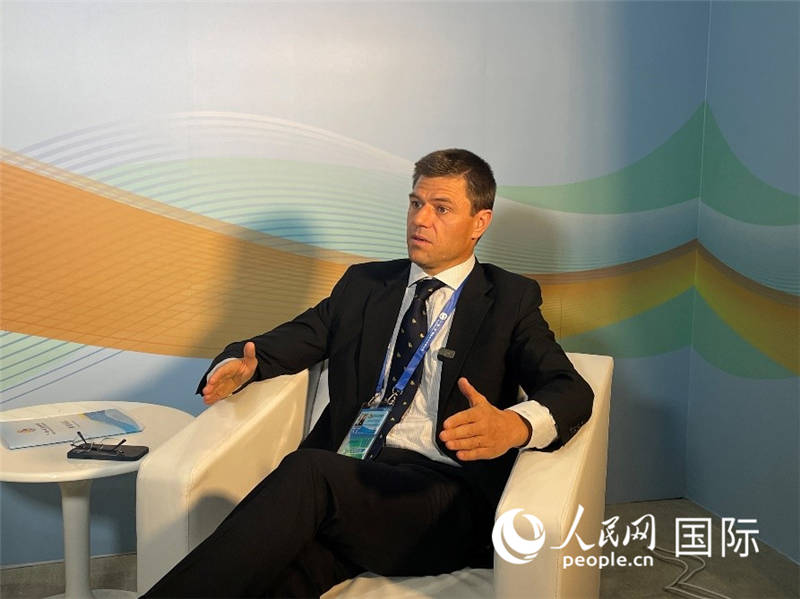 葡中工商會(huì)秘書長伯納德?門迪亞接受采訪。 人民網(wǎng)記者 張榮攝