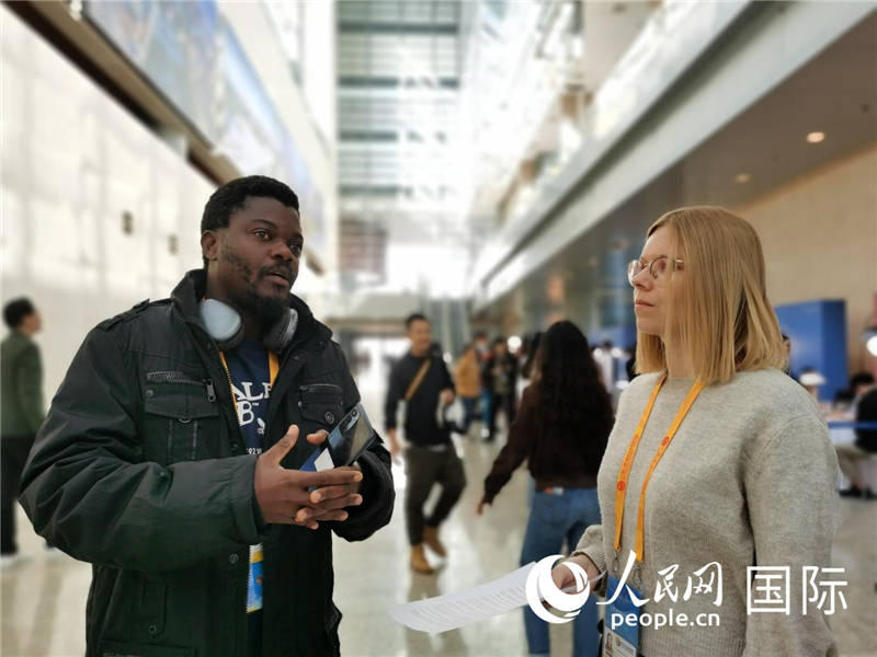 剛果（金）未來集團(tuán)廣播電視部記者雨果-恩澤扎接受人民網(wǎng)采訪。人民網(wǎng) 孫鴻宇攝