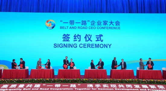 　　這是10月17日拍攝的簽約儀式現(xiàn)場。當(dāng)日，“一帶一路”企業(yè)家大會在北京召開。（新華社記者王毓國攝）