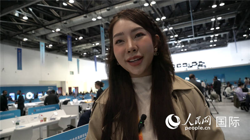 泰國TOPNEWS電視臺主播蓬薩婉?乍如潘（Phonsawan Jarupan）與記者交談。人民網(wǎng) 楊春燕攝