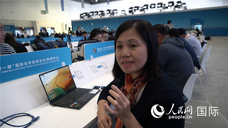 越南之聲廣播電臺記者胡鴻行（音譯，H? H?ng H?nh）與記者交談。人民網(wǎng) 楊春燕攝