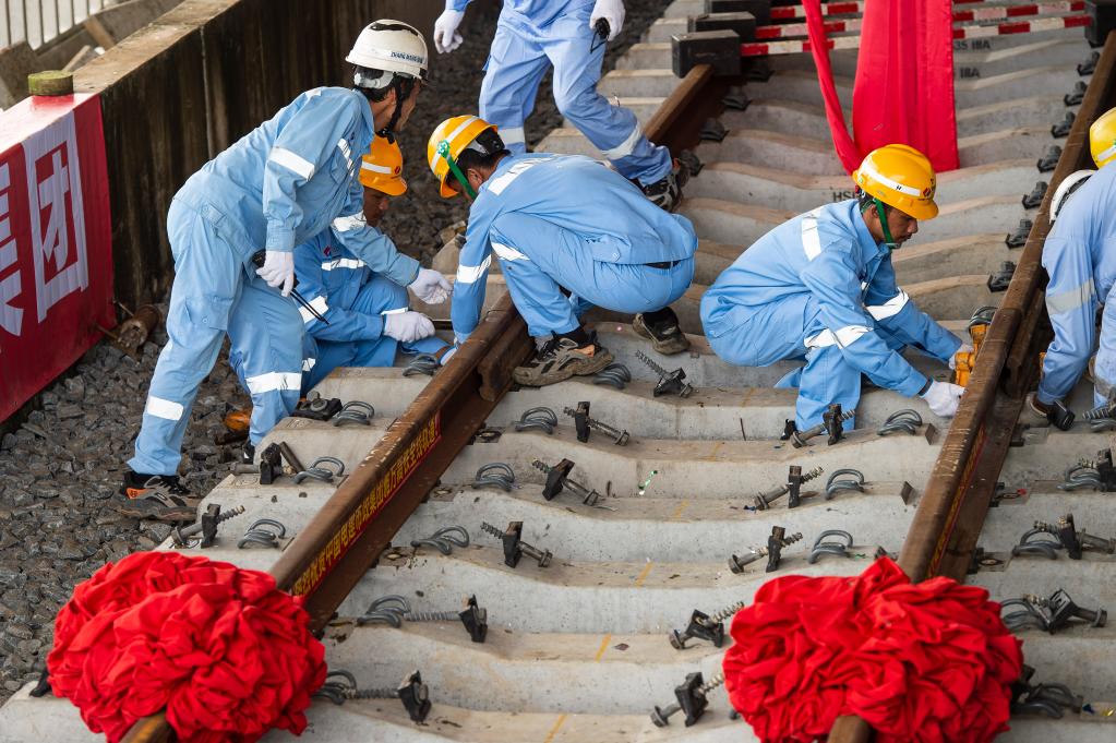 3月31日，在印度尼西亞雅加達(dá)雅萬高鐵哈利姆車站，工人鋪設(shè)雅萬高鐵全線最后一根鋼軌。