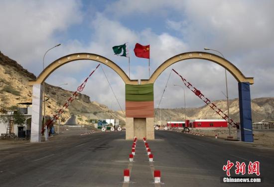 5月5日，瓜達爾港出入口的拱門。瓜達爾港是阿拉伯海沿岸的一座天然不凍良港，也是中巴經(jīng)濟走廊的南端起點。中國公司自2013年開始取得瓜達爾港的運營權，目前各項工作逐步展開。盡管自然條件差、物資匱乏，但瓜達爾卻有著重要的地理位置。瓜達爾是巴基斯坦通往波斯灣和阿拉伯海的大門，距離霍爾木茲海峽僅400公里。作為一帶一路有益補充的中巴經(jīng)濟走廊經(jīng)濟構(gòu)架的確立，使位于巴基斯坦最南端的瓜達爾港成為中巴經(jīng)濟走廊的一個重要出?？凇?lt;a target='_blank' href='/'><p  align=