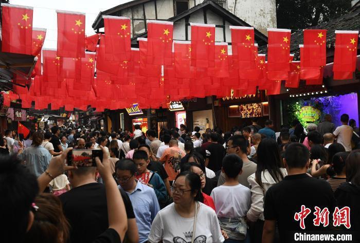 圖為重慶千年古鎮(zhèn)磁器口游人如織。<a target='_blank' href='/' ><p  align=