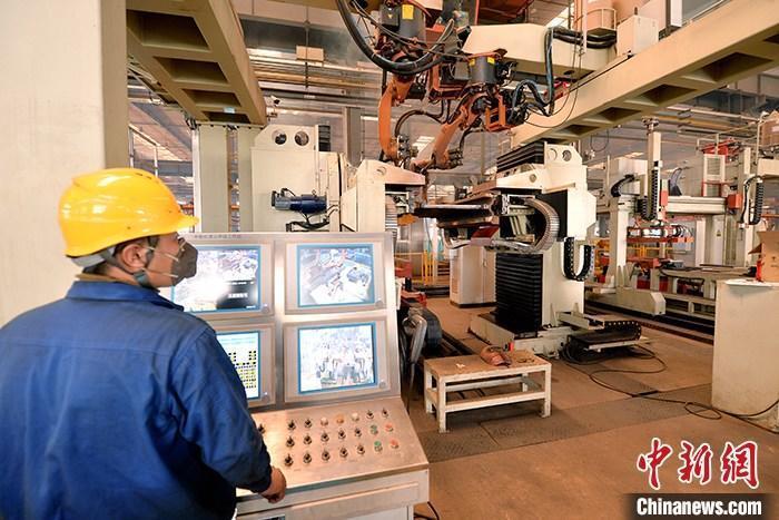 資料圖：車間內(nèi)工作人員進(jìn)行機(jī)器操作。<a target='_blank' href='/' _fcksavedurl='/'><p  align=