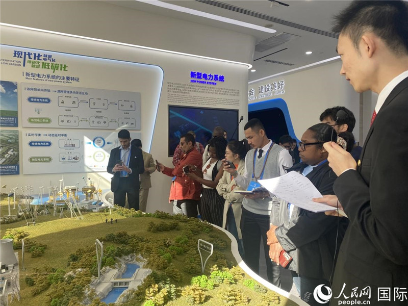 2023“一帶一路”媒體合作論壇聯(lián)合采訪團參訪中國能建。人民網(wǎng)記者 于洋攝