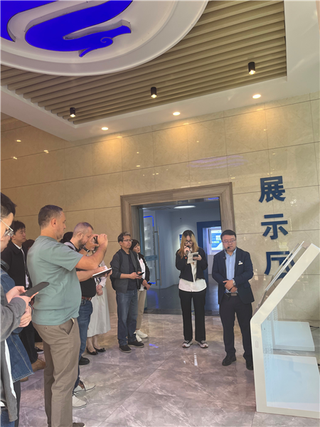 （在文瀾智谷中試產(chǎn)業(yè)基地，中外記者深入了解科技轉(zhuǎn)化情況 趙橙涔攝）