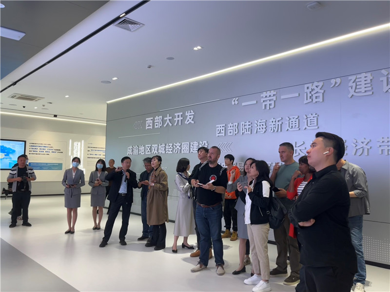 （成都國際鐵路港展廳，中外記者邊聽邊記，了解成都國際鐵路港運行情況 趙橙涔攝