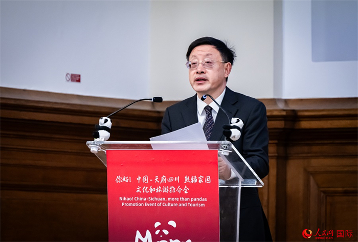 四川省文化和旅游廳廳長(zhǎng)戴允康作文化旅游推介。人民網(wǎng) 郭錦標(biāo)攝