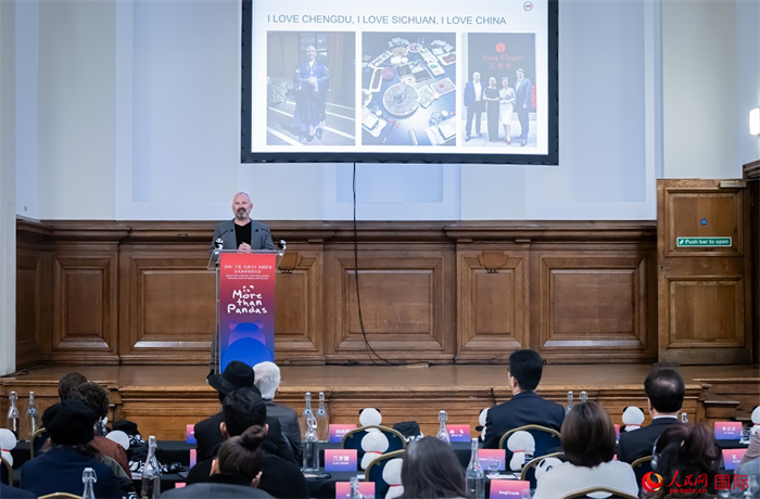 英國(guó)群英創(chuàng)意全球首席執(zhí)行官杰米·撒杰特在現(xiàn)場(chǎng)發(fā)言，分享如何進(jìn)一步提升四川旅游的國(guó)際影響力、吸引更多的英國(guó)游客。人民網(wǎng) 郭錦標(biāo)攝