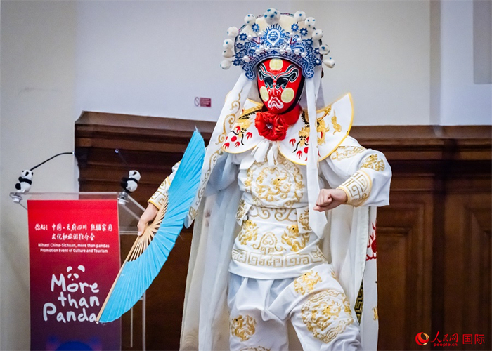 川劇絕活變臉表演。人民網(wǎng) 郭錦標(biāo)攝