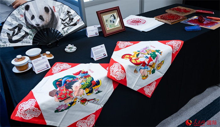 活動(dòng)現(xiàn)場(chǎng)的現(xiàn)場(chǎng)文創(chuàng)展、互動(dòng)體驗(yàn)區(qū)、非遺區(qū)展示。人民網(wǎng) 郭錦標(biāo)攝