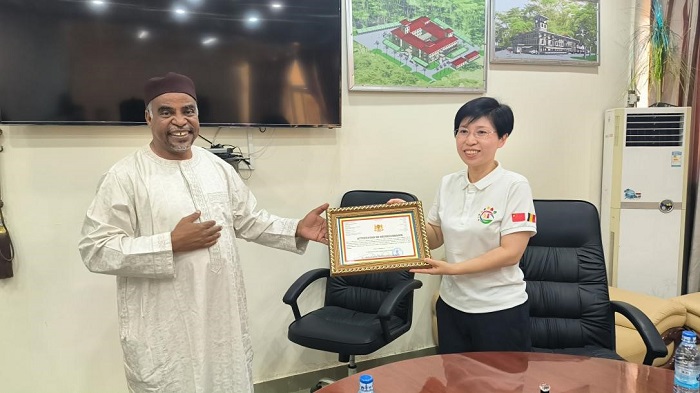 江西省衛(wèi)健委婦幼處處長(zhǎng)葉穎代表組派部門接受乍得衛(wèi)生部表彰。中國(guó)（江西）第18批援乍得醫(yī)療隊(duì)供圖