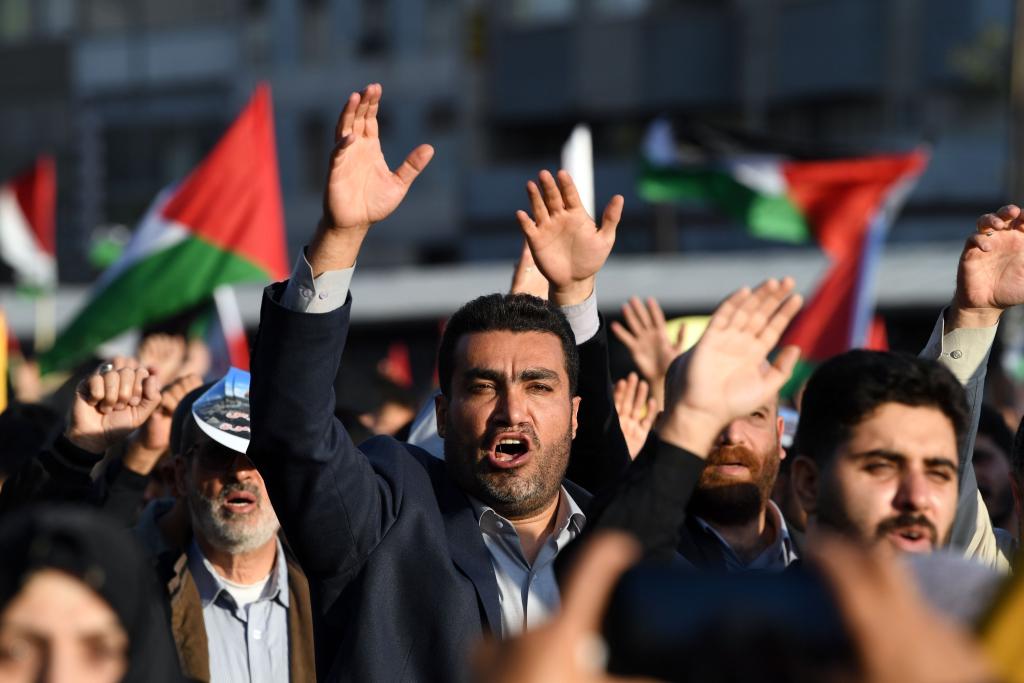 10月18日，人們?cè)谝晾实潞谔m舉行集會(huì)。當(dāng)日，突尼斯、土耳其、伊朗等多國民眾舉行集會(huì)，表達(dá)對(duì)巴勒斯坦人民的支持，并譴責(zé)針對(duì)加沙城醫(yī)院的襲擊。新華社記者 沙達(dá)提 攝