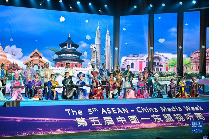 10月21日，在馬來西亞行政首都普特拉賈亞，演員在第五屆中國(guó)—東盟視聽周開幕活動(dòng)上表演。新華社記者 程一恒 攝