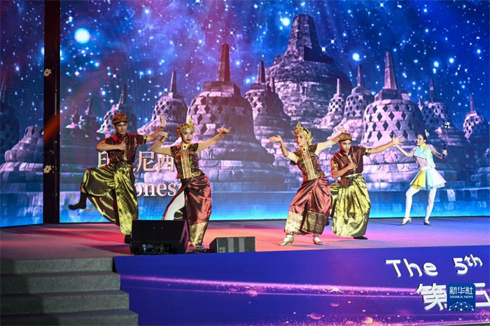 10月21日，在馬來西亞行政首都普特拉賈亞，演員在第五屆中國(guó)—東盟視聽周開幕活動(dòng)上表演。新華社記者 程一恒 攝