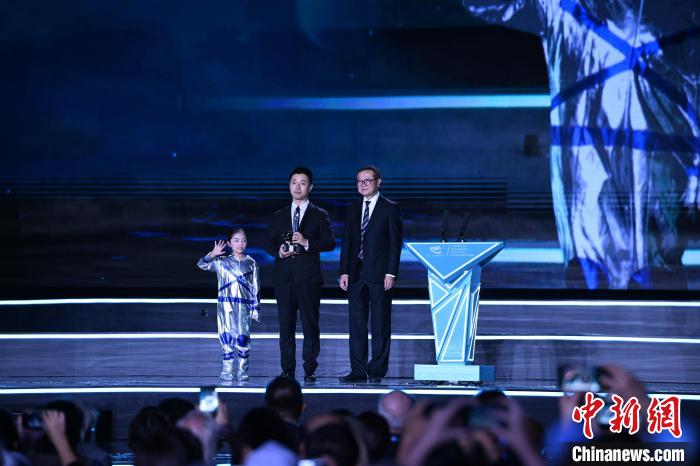 10月21日，2023雨果獎在成都揭曉。中國科幻作家海漄憑小說《時空畫師》獲2023雨果獎“最佳短中篇小說”?！D片由第81屆世界科幻大會組委會提供