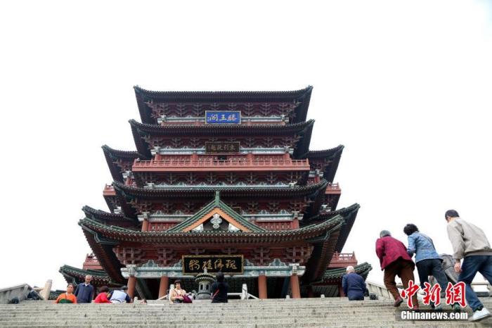 資料圖：中國農(nóng)歷九月初九，重陽佳節(jié)。民眾來到位于江西南昌的滕王閣旅游區(qū)，登高祈福。<a target='_blank' href='/'><p  align=