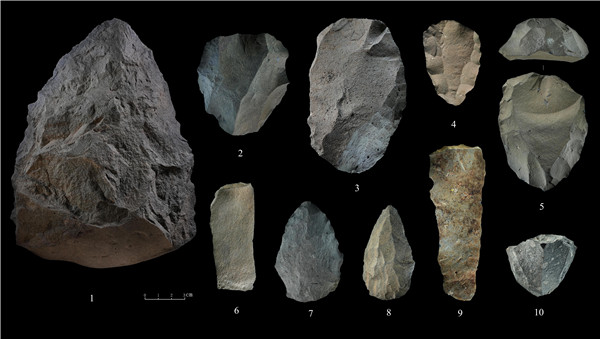 石制品 1.手斧 2、4、5.勒瓦婁哇石核（循環(huán)剝片法、優(yōu)先剝片法）3.勒瓦婁哇石葉石核 6.勒瓦婁哇石葉 7、8.勒瓦婁哇尖狀器 9.石葉 10.錐形石葉石核。中肯聯(lián)合考古隊(duì)供圖