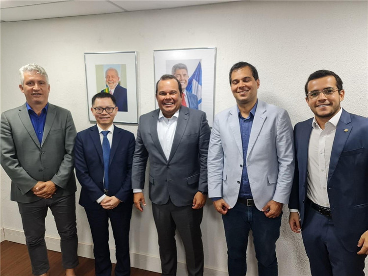 巴伊亞州副州長(zhǎng)杰拉爾多·儒尼奧爾（中）與中國(guó)—巴伊亞州礦業(yè)委員會(huì)主要成員合影。巴西巴伊亞州“中國(guó)—巴伊亞州礦業(yè)委員會(huì)”供圖