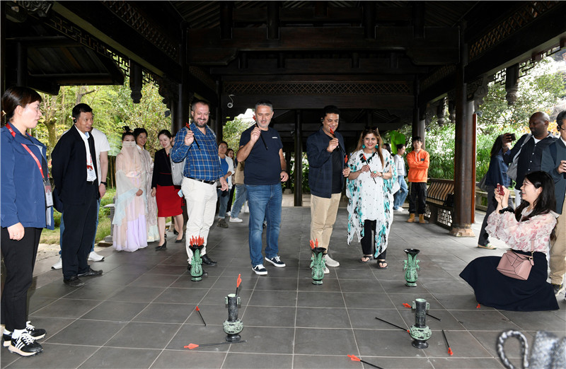 在安樂(lè)泉，中外記者體驗(yàn)投壺 趙橙涔攝