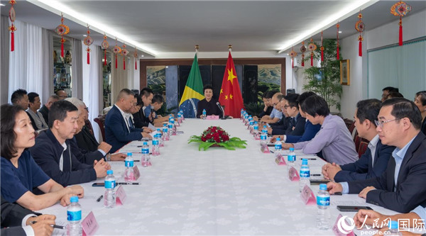 當(dāng)?shù)貢r間10月23日，國務(wù)院僑務(wù)辦公室主任陳旭（中）在巴西里約熱內(nèi)盧出席國務(wù)院僑辦代表團(tuán)與里約僑界座談會。  王天聰 攝