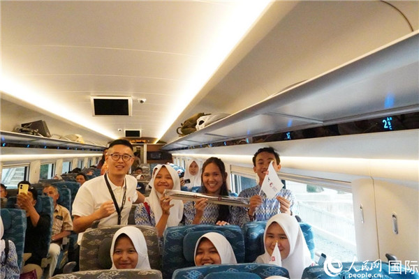 第一次乘坐雅萬(wàn)高鐵動(dòng)車(chē)組的學(xué)生們與動(dòng)車(chē)組模型合影。人民網(wǎng)記者曹師韻攝