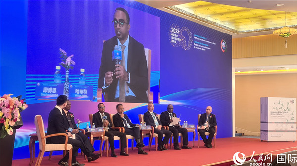 與會(huì)嘉賓展開座談。人民網(wǎng)記者 萬(wàn)宇攝