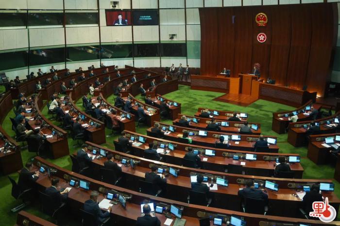 李家超在立法會(huì)宣讀新一份施政報(bào)告。圖片來(lái)源：香港“點(diǎn)新聞” 麥鈞杰 攝