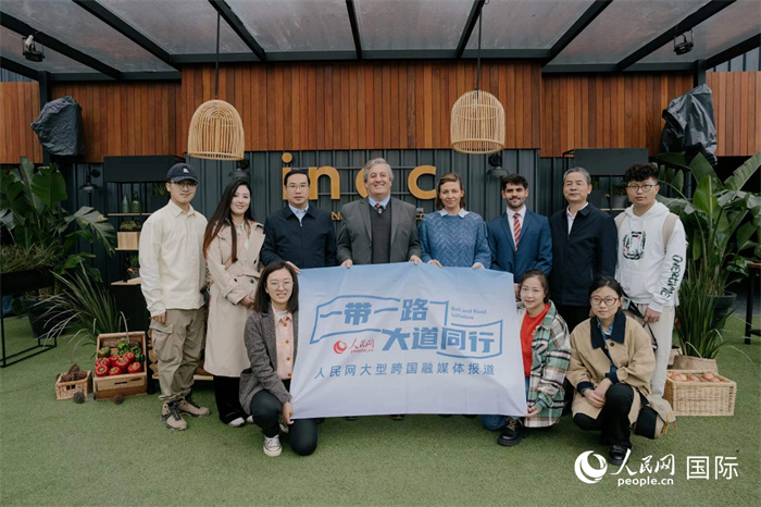 在烏拉圭第118屆普拉多牧農(nóng)業(yè)國際博覽會上，烏拉圭國家肉類協(xié)會主席與人民網(wǎng)記者合影。人民網(wǎng)記者 張若涵攝