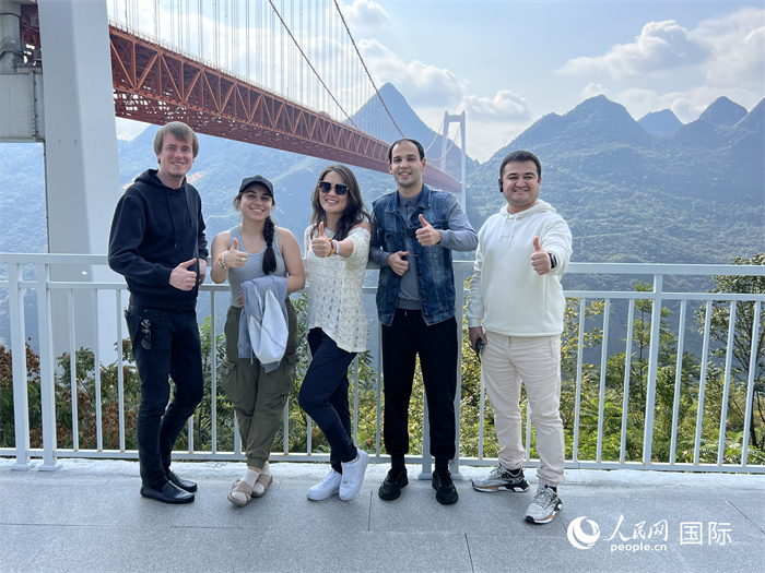 歐亞國(guó)家記者在壩陵河大橋下合影，并給大橋“點(diǎn)贊”。人民網(wǎng) 花放攝