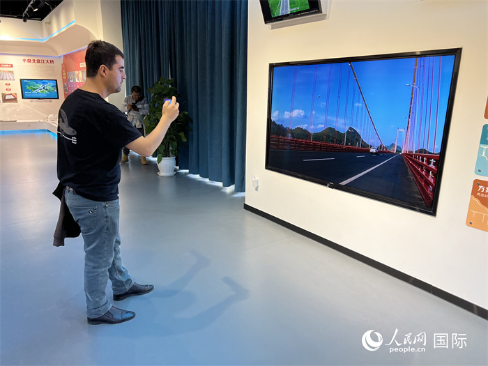 歐亞國(guó)家記者在橋梁博物館參觀。（人民網(wǎng) 花放攝）