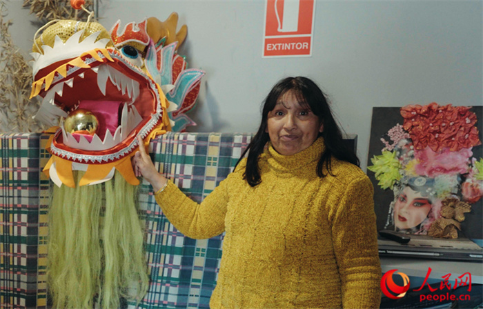 “熊貓閱覽室”一角。盧漢·梅洛為記者展示大使館贈(zèng)送的龍頭。人民網(wǎng)記者 張若涵攝