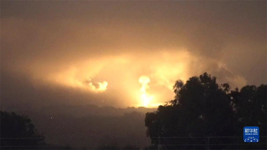 這張從以色列國(guó)防軍發(fā)布視頻中截取的圖片顯示，10月27日晚，以軍進(jìn)入加沙地帶開展地面行動(dòng)。新華社發(fā)