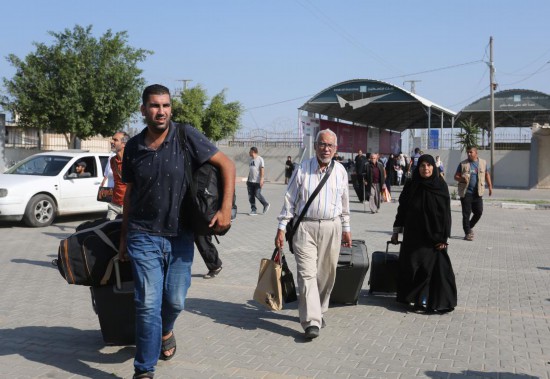   11月1日，人們?cè)诶诎都由骋粋?cè)準(zhǔn)備前往埃及。新華社發(fā)（哈立德·奧馬爾攝）