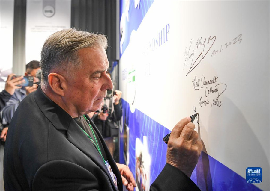 11月1日，美中航空遺產(chǎn)基金會主席格林在重慶史迪威博物館友誼墻上簽名。新華社記者 王全超 攝