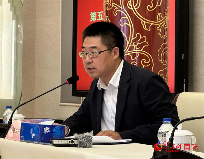 10月31日，歐美同學(xué)會副秘書長滕劍峰在第五屆中法文化論壇媒體吹風(fēng)會上講話。（人民網(wǎng) 謝瑩攝）