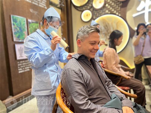   （外媒記者體驗(yàn)艾灸。中國(guó)經(jīng)濟(jì)周刊記者 郭志強(qiáng) 攝）