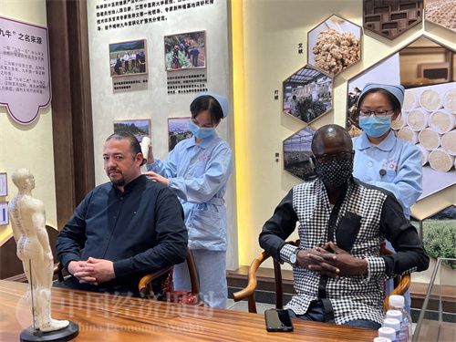   （外媒記者爭(zhēng)先恐后體驗(yàn)艾灸，直呼神奇。中國(guó)經(jīng)濟(jì)周刊記者 郭志強(qiáng) 攝）