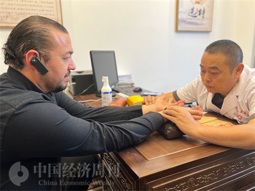   （外媒記者走進(jìn)中醫(yī)堂，問(wèn)診中醫(yī)名師。中國(guó)經(jīng)濟(jì)周刊記者 郭志強(qiáng)攝）