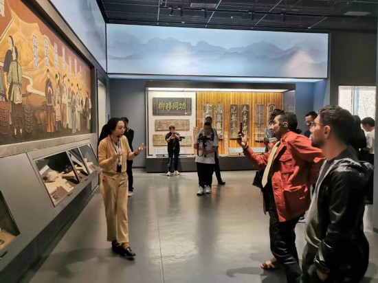  2023“一帶一路”媒體合作論壇聯(lián)合采訪團(tuán)參觀中國(guó)藥都中醫(yī)藥博物館。（本報(bào)記者 黃超攝）