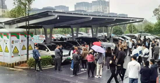   2023“一帶一路”媒體合作論壇聯(lián)合采訪團參觀新余市分宜縣行政服務(wù)中心“光儲充放檢”項目。（受訪者供圖）