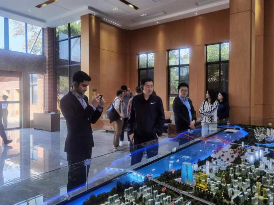 　　10月24日，2023“一帶一路”媒體合作論壇聯(lián)合采訪團(tuán)團(tuán)員在清水塘投資集團(tuán)招商服務(wù)中心參觀。本報(bào)記者 常雯宜攝