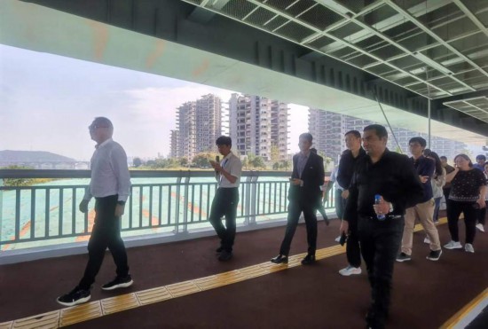 　　10月24日，2023“一帶一路”媒體合作論壇聯(lián)合采訪團(tuán)團(tuán)員走在清水塘大橋景觀通道上。本報(bào)記者 常雯宜攝