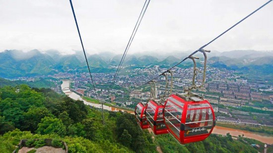 　　在纜車(chē)上俯瞰赤水河及茅臺(tái)鎮(zhèn)風(fēng)景。資料圖片