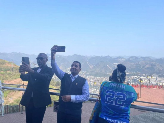 　　外媒記者在天釀景區(qū)拍照留念。本報(bào)記者葉子攝