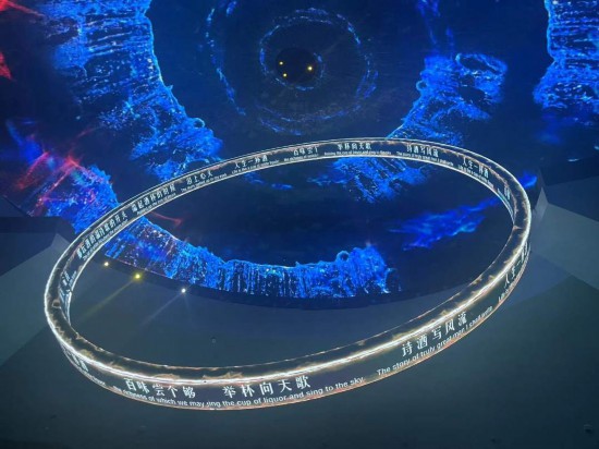 　　《天釀》演出中，屏幕上展示的歌詞。本報(bào)記者葉子攝