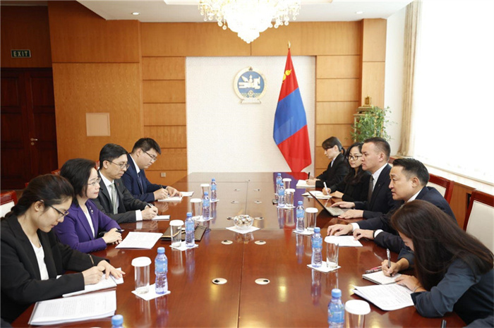 10月31日，中國駐蒙古國大使沈敏娟到任拜會(huì)蒙政府辦公廳主任兼蒙古人民黨總書記阿瑪爾巴伊斯格楞。中國駐蒙古使館供圖