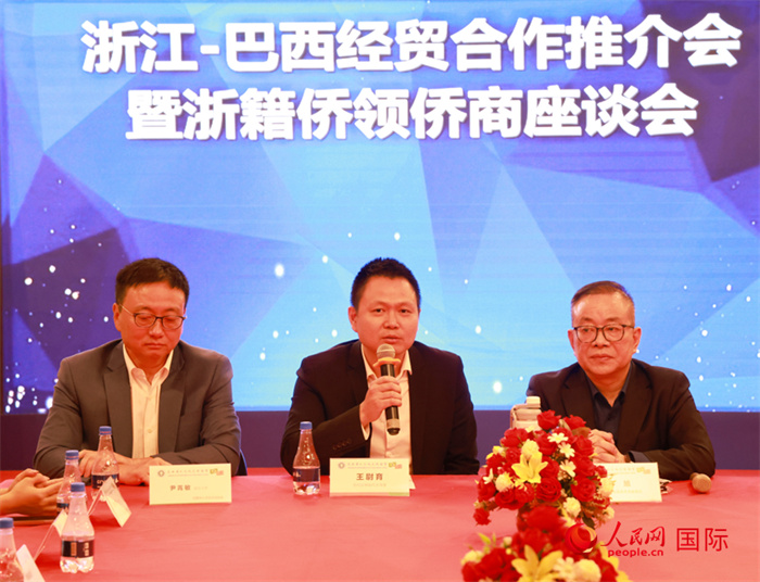 中國駐里約代總領(lǐng)事王尉育（中）在活動中致辭。人民網(wǎng)記者 陳海琪攝