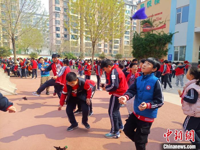 資料圖：小學(xué)生在大課間踢毽子。黃建 攝